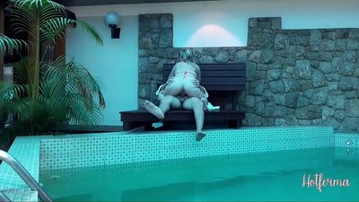 보스는 하녀를 수영장에 초대하지만 뜨거운 것을 거부할 수 없습니다.