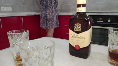 친구의 취한 아내와 섹스. 그녀를 임신시키지 않기를 바랍니다.